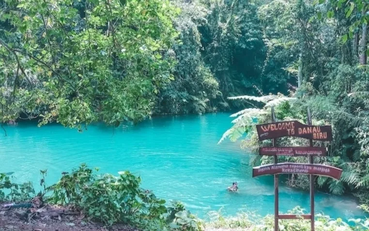 danau biru tengah hutan lombok