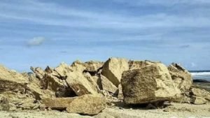 batu payung lombok yang runtuh